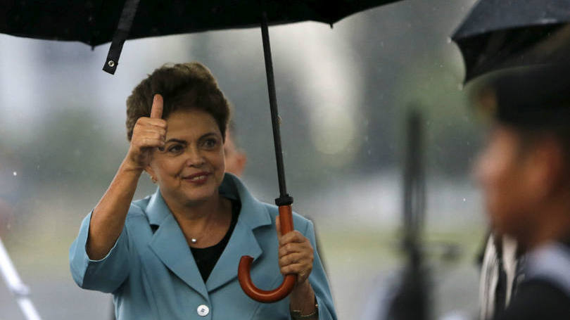 A presidente Dilma Rousseff chega ao México debaixo de chuva