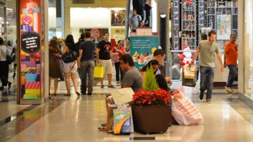 Shopping no centro de Brasília tem movimento intenso nos últimos dias antes do Natal