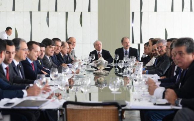 Líderes da base aliada durante café da manhã com o vice-presidente Michel Temer e o ministro Aloizio Mercadant (16.03.15)