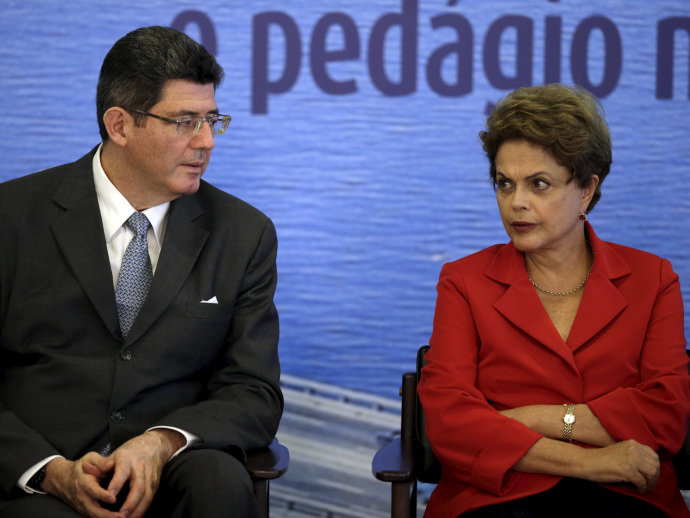 O ministro da Fazenda Joaquim Levy e a presidente Dilma Rousseff durante assinatura do contrato de concessão da ponte Rio-Niteroi, em cerimônia no Palácio do Planalto