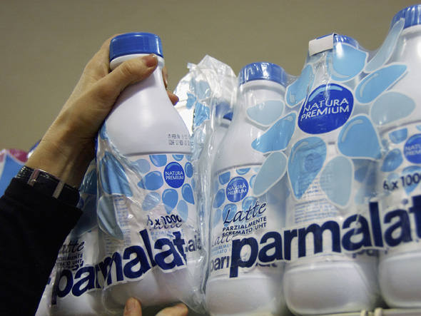 Embalagens de leite Parmalat na prateleira de um supermercado de Milão, na Itália
