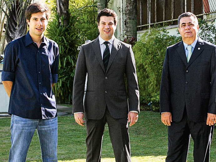 SEMPRE UNIDOS – Jorge, o patriarca, com Leonardo (no meio) e Rafael: ninguém dá um passo sem o consentimento do pai