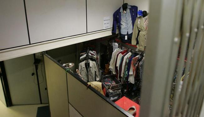 A atividade comercial, como venda de roupa, divide opiniões quanto à legalidade - Foto: Fernando Amorim | Ag. A TARDE