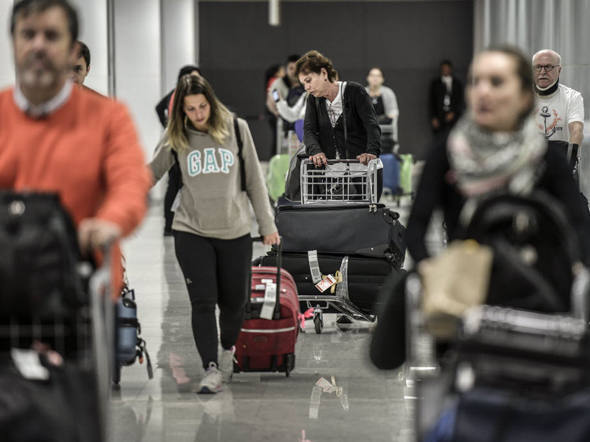 Passageiros desembarcam de um voo dos Estados Unidos com suas bagagens no terminal 3 do Aeroporto Internacional de Guarulhos