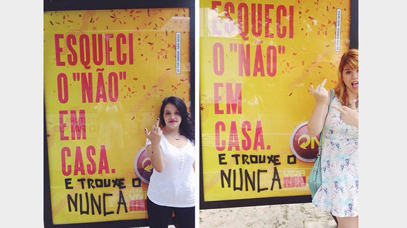 Mulheres se irritam com outdoor da Skol em SP