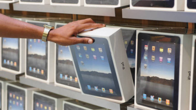 Tablets: consumidor pega caixa de iPad em prateleira de loja