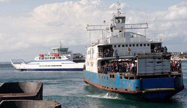 O sistema de ferry-boat funciona com sete embarcações que saem de meia em meia hora - Foto: Margarida Neide | Ag. A TARDE 04.01.2015
