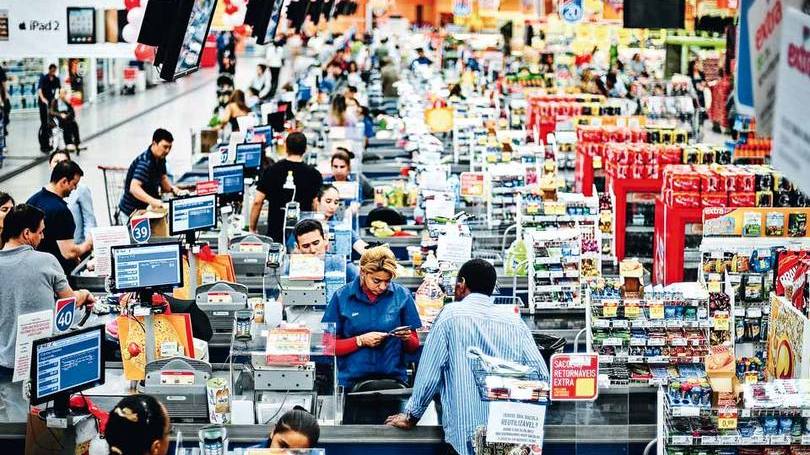 Trabalhadores em um supermercado