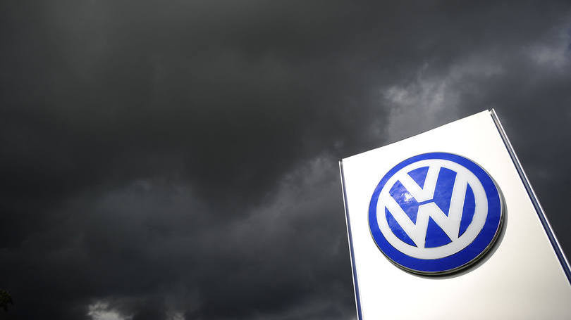 Nuvens carregadas são vistas sobre um símbolo Volkswagen no portão de entrada da fábrica da empresa em Wolfsburg , Alemanha