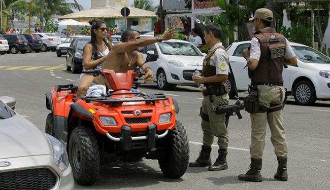 Infratores foram abordados e advertidos por PMs em Guarajuba no último dia 15 - Foto: Adilton Venegeroles | Ag. A TARDE