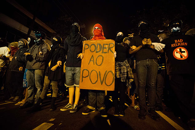 Ativistas mascarados em marcha contra o governador do Rio de Janeiro, Sérgio Cabral, na quinta-feira