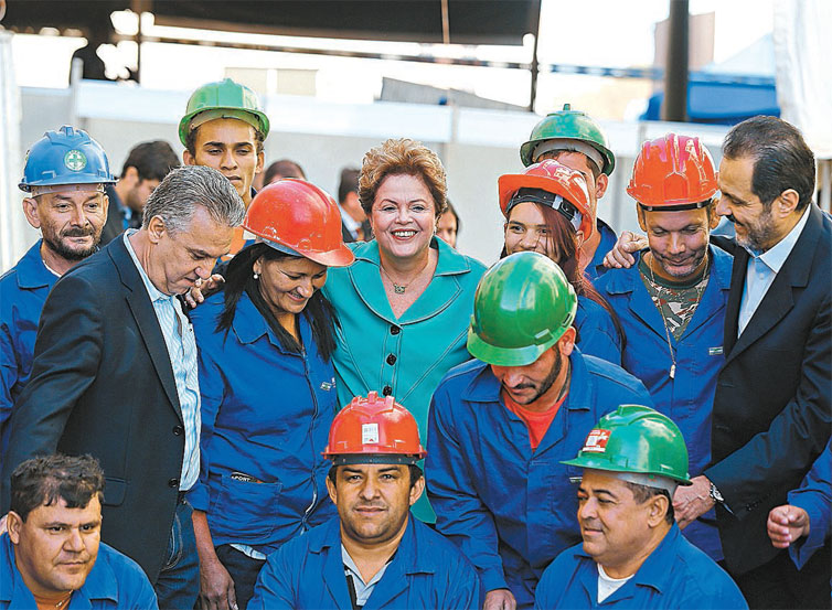 Com o governador Agnelo Queiroz (à dir.), Dilma posa para fotos com operários no DF