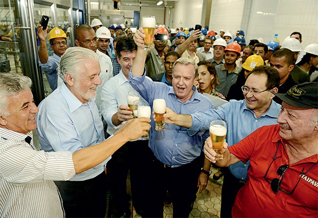 BRINDE O empresário Faria (ao centro, com o copo ao alto) celebra com petistas a inauguração de sua fábrica na Bahia (Foto: Valter Pontes/Secom)