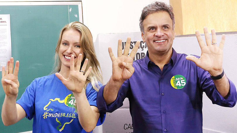 O candidato Aécio Neves votou em Belo Horizonte ao lado da esposa e aliados no segundo turno