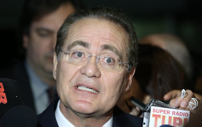 Presidente do Senado, Renan Calheiros concede entrevista coletiva nos corredores do Congresso