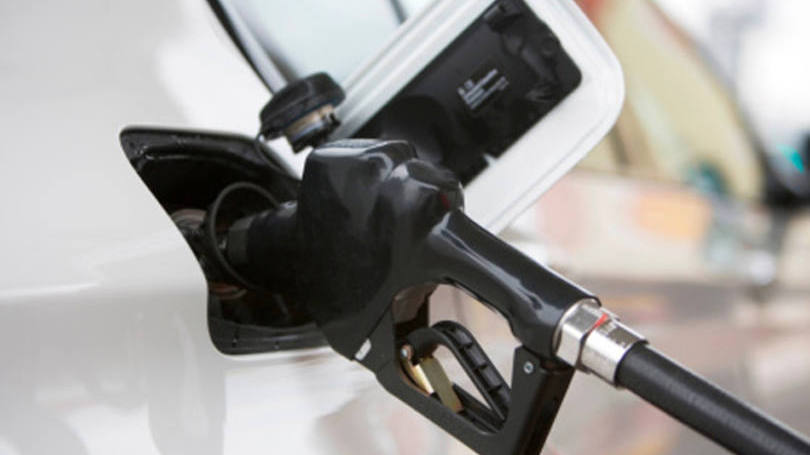 Carro sendo abastecido com etanol