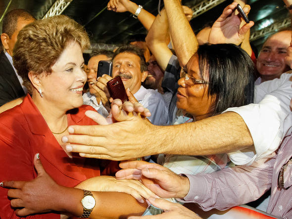 Presidente Dilma Rousseff cumprimenta populares durante cerimônia em Serra Talhada, Pernambuco