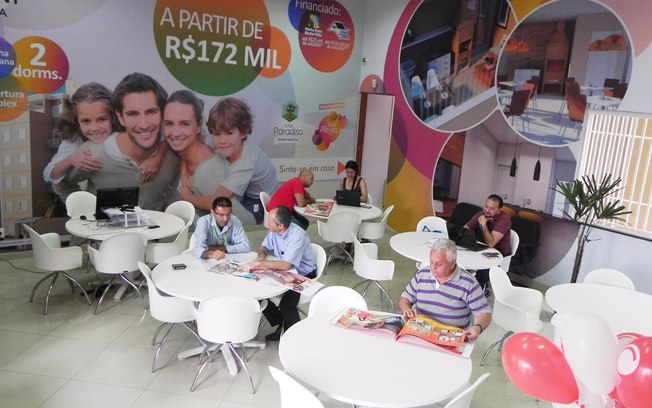 Construtora voltada para a classe C usa loja em centro popular de Guarulhos para mostrar unidades que podem ser compradas dentro do Minha Casa, Minha Vida
