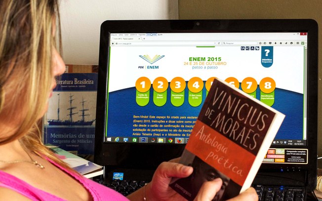Estudante se prepara e lê livro que cairá no Enem; provas acontecerão em 24 e 25 de outubrio