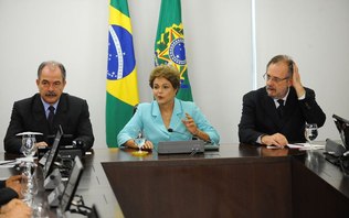 Dilma Rousseff reúne equipe econômica para avaliar cortes no orçamento