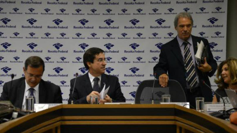 Carlos Roberto Occaso e Joaquim Adir explicam preenchimento da declaração do IRPF