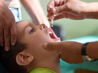 Criança é vacinada contra a poliomielite