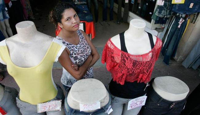 Vendedora Patrícia Pereira diz que loja tem apelado para promoção para driblar crise - Foto: Lúcio Távora | Ag. A TARDE