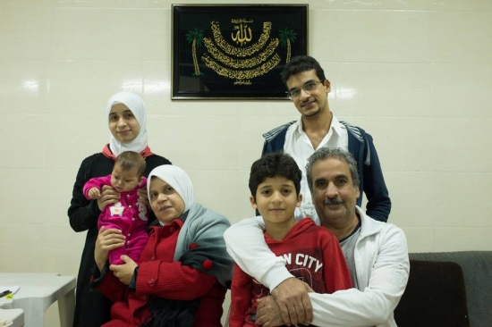 O casal Bahaa Alkhateb e Fryal Almurai e seus filhos Hania, Akram, Amer e a neta Zena Salha de 4 meses, nascida no Brasil. FOTO:Daniel Teixeira/Estadão