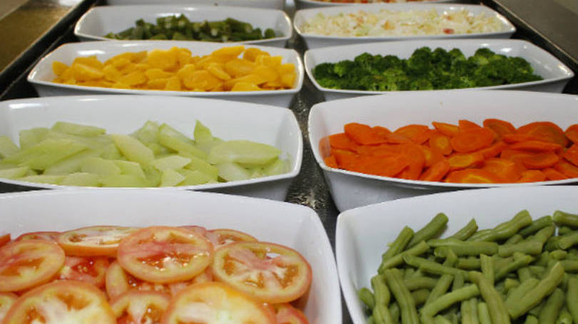 Alimentação: legumes cozidos e salada em restaurante por quilo