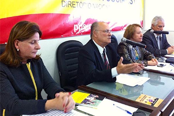 Freire (centro) comunica a decisão do PPS / Divulgação/Assessoria PPS