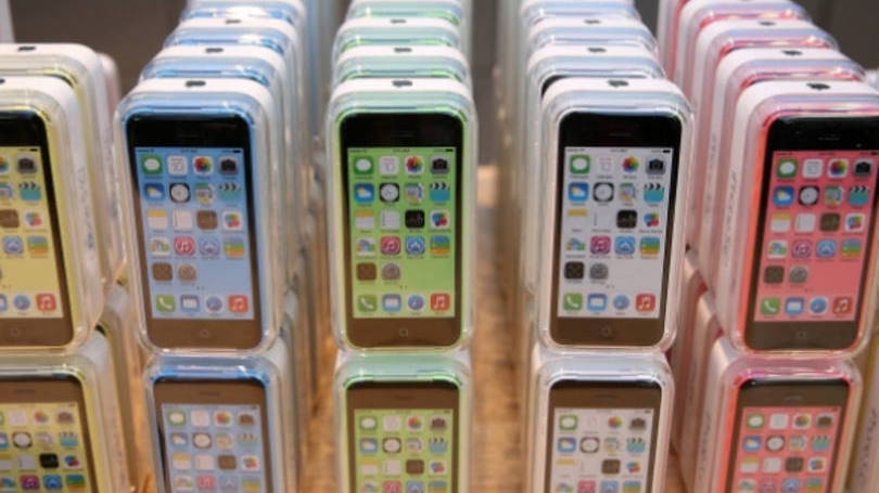 iPhones 5c, da Apple, enfileirados