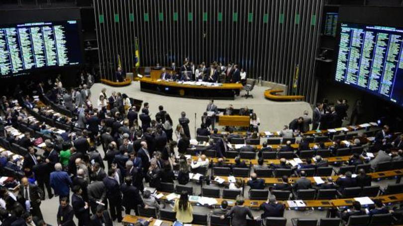 O plenário da Câmara dos Deputados discute emenda à PEC da Reforma Política, que institui o sistema eleitoral