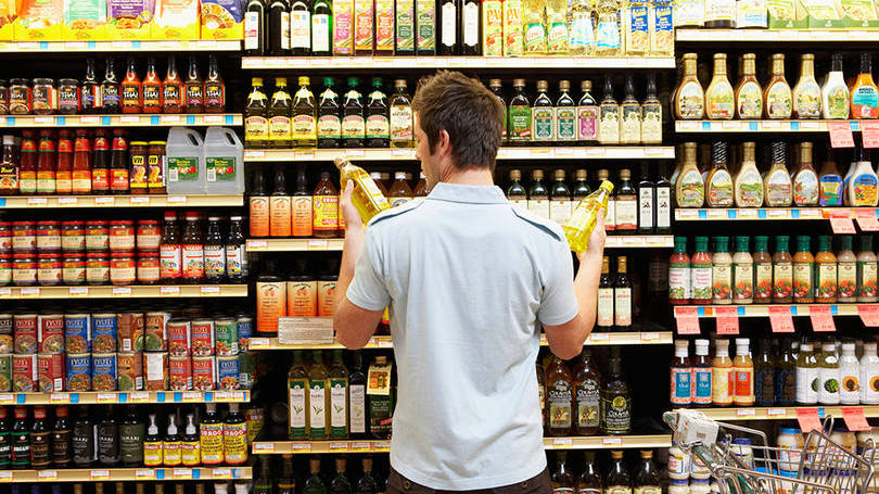 Consumidor compara produtos no supermercado