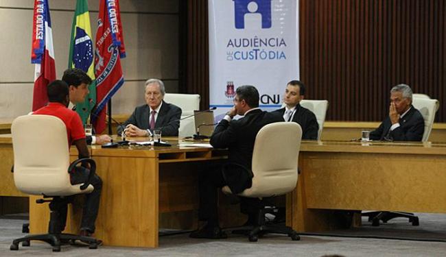 O suspeito Jair Pereira dos Santos foi apresentado na audiência e teve prisão relaxada - Foto: Marco Aurélio Martins l Ag. A TARDE