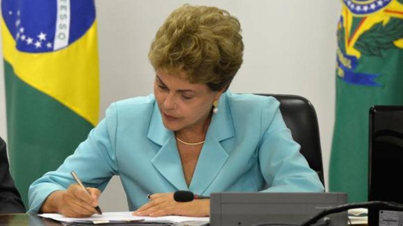 Dilma Rousseff assina Medida Provisória que cria Programa de Proteção ao Emprego, durante solenidade no Palácio do Planalto