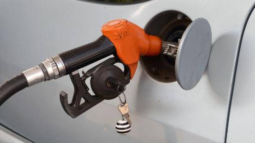 Consumidor abastece veículo com gasolina