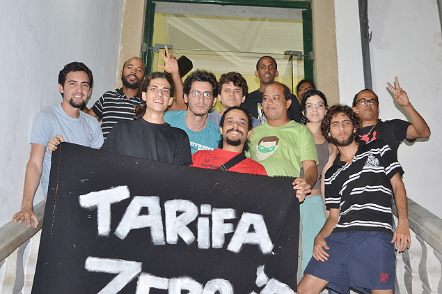 Membros do Movimento Passe Livre de Salvador reunidos neste domingo (28) na Câmara da capital baiana, que ocupam desde o dia 23 
