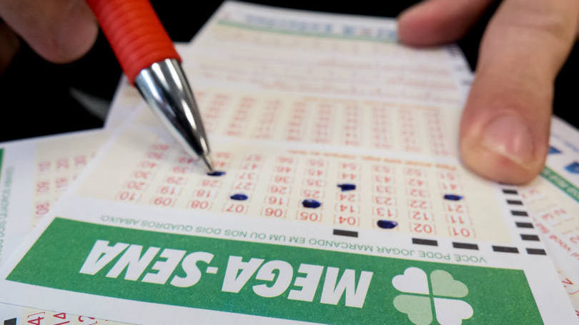 Apostador preenchendo um bilhete da Mega-sena