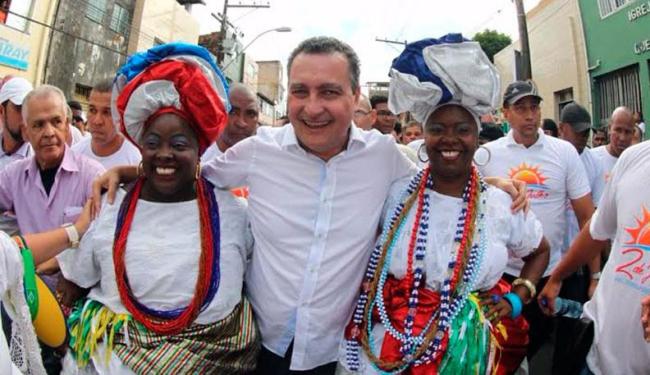 Rui Costa abraça baianas durante cortejo do 2 de Julho - Foto: Manu Dias | GovBA