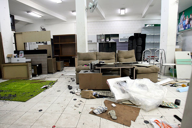 Loja é saqueada durante greve de PMs em Salvador; comércio fechou as portas