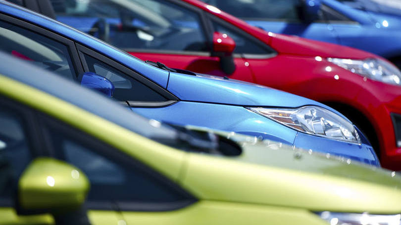Carros coloridos em fila