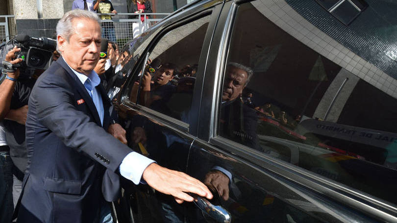 O ex-ministro da Casa Civil José Dirceu depois de assinar, na Vara de Execuções Penais do Distrito Federal, termo que o autoriza a cumprir prisão no regime aberto