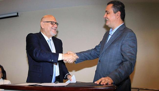 Jorge Hereda (e) recebe os cumprimentos de Rui Costa - Foto: Manu Dias | GovBA | Divulgação Jorge Hereda (e) recebe os cumprimentos de Rui Costa - Foto: Manu Dias | GovBA | Divulgação