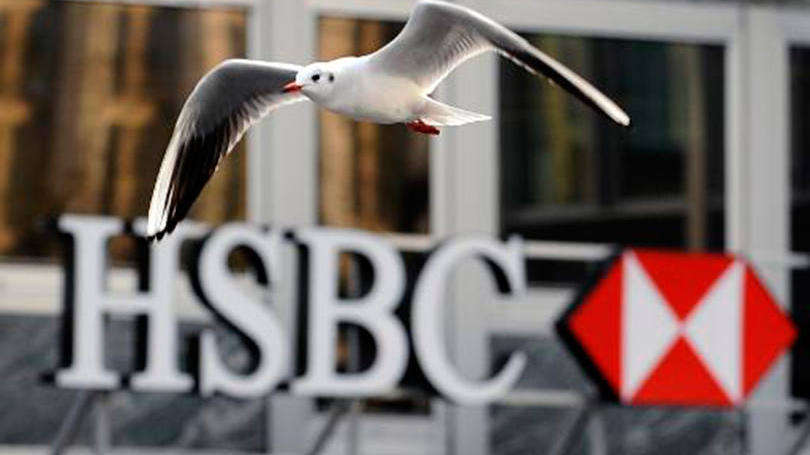 Pássaro passa por logo do HSBC