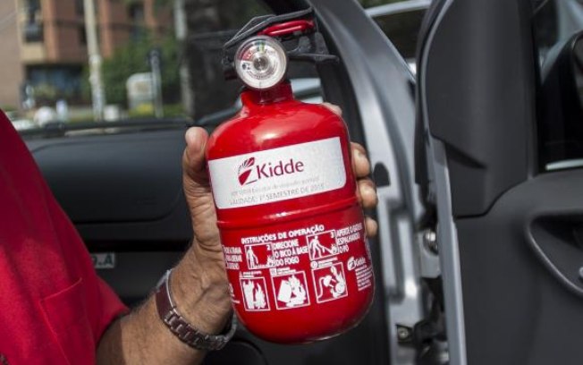 Obrigatório desde 1970, uso do extintor de incêndio em automóveis agora é facultativo