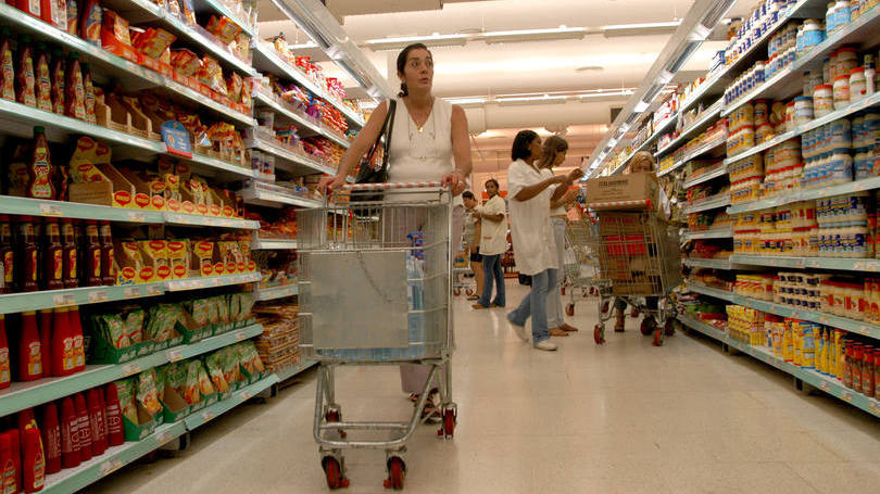 mulher-caminha-em-supermercado