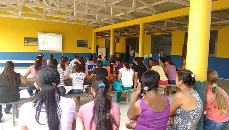 Em Theoboma, Roraima, um público interessado assiste, numa escola, um vídeo sobre a Base Nacional (Foto: Divulgação)