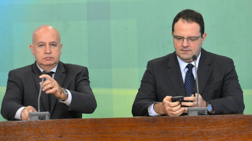 O novo ministro do Planejamento, Valdir Simão (E), com o novo ministro da Fazenda, Nelson Barbosa