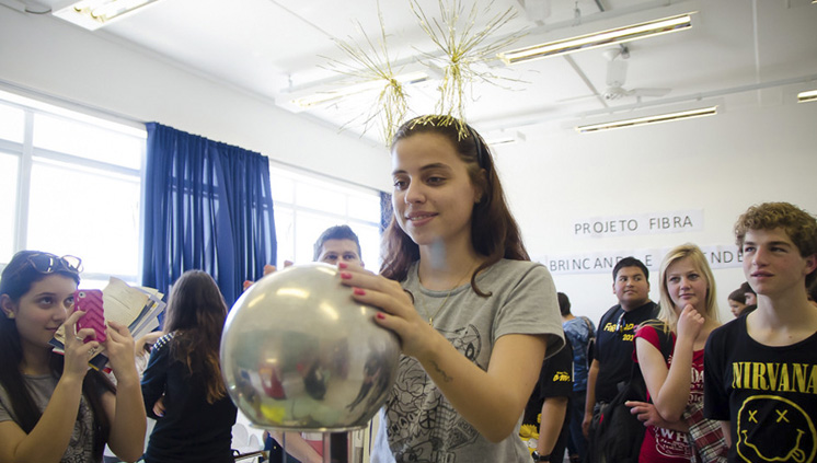 No projeto de extensão da UFPR, aulas sobre inércia, movimento, ondas e choques aproximam a teoria do cotidiano dos alunos (foto: feiradecursos.ufpr.com)