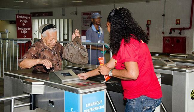 metro-idosa-catraca_1602536